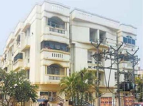 டாக்டர், துறைமுக அதிகாரி வீடுகளில் 43 பவுன், ரூ.5 லட்சம் கொள்ளை