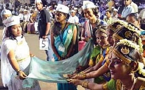 மோடி சர்வாதிகாரி; ராகுல் வம்சாவளிவாதி: ஆம் ஆத்மி தாக்கு