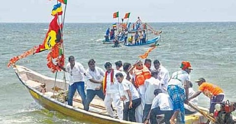 இல.கணேசனை ஆதரித்து நமோ படகு பேரணி: பாஜக மீனவரணி நடத்தியது