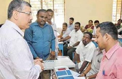 வாக்குச்சாவடி அதிகாரிகளுக்கு இறுதி கட்டப் பயிற்சி: புதிய வசதிகள் குறித்து கற்றுத்தரப்பட்டன