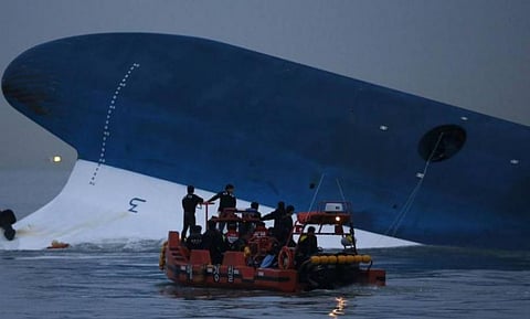 தென்கொரிய கப்பல் விபத்து: 28 உடல்கள் மீட்பு; 268 பேரை தேடும் பணி தீவிரம்