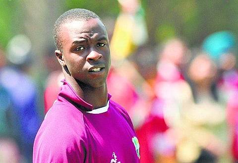 கார் விபத்து: கேமர் ரோச் உயிர் தப்பினார்