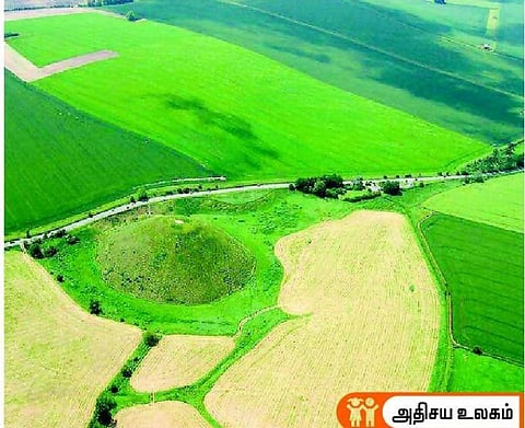 புற்களுக்குள் ஒளிந்த மலை