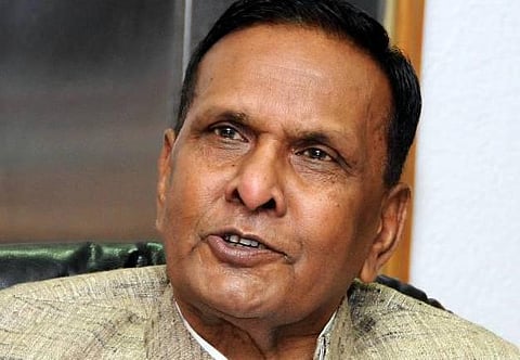 பேணி பிரசாத், வினய் கட்டியாருக்கு தேர்தல் ஆணையம் நோட்டீஸ்