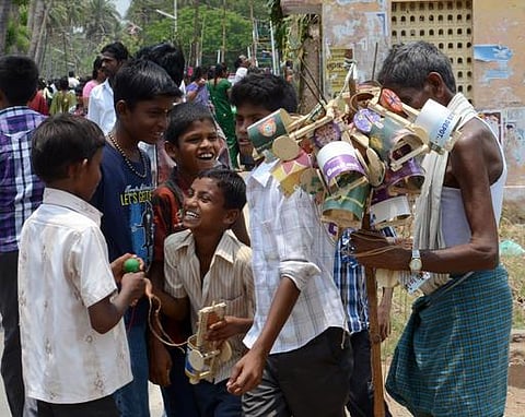 வெயிலோடு விளையாடி... வெயிலோடு உறவாடும் கிராமத்து சிறார்கள்...!