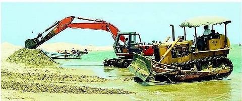 பழவேற்காடு ஏரியை சொந்த செலவில் தூர் வாரத் தொடங்கிய மீனவர்கள்