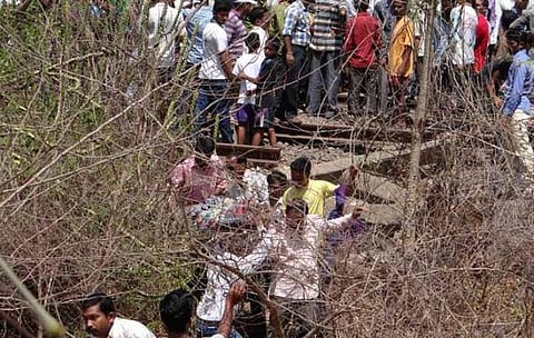 மகாராஷ்டிரத்தில் ரயில் தடம் புரண்டு 19 பேர் பலி