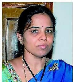 இறந்த தாய்க்காக பிரச்சாரம் செய்யும் மகள்கள்