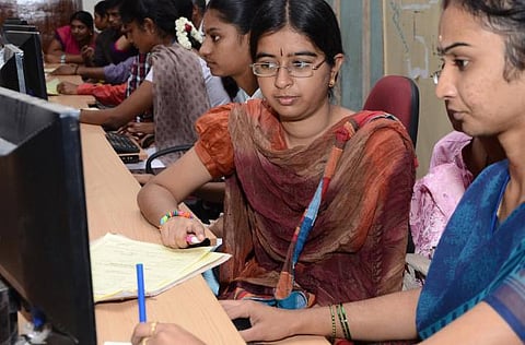 தீண்டத் தகாதது ஆகிவிட்டதா தமிழ்?: தவிக்கும் தமிழ்க் கல்லூரிகள்