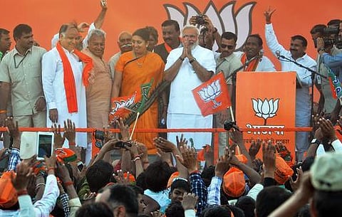 அமேதியில் மோடி ஆவேசம்: சோனியா, ராகுல் மீது தாக்கு