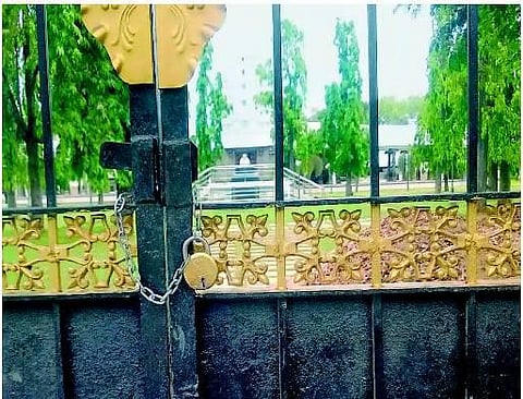 பணிகள் முடிந்தும் திறக்கப்படாத காந்தி மண்டபம்: சுற்றுலா வருபவர்கள் ஏமாற்றம்