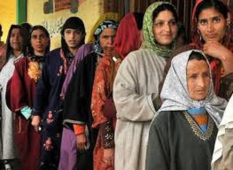 காஷ்மீர் வாக்குச்சாவடியில் வெடிகுண்டு வீசி தாக்குதல்