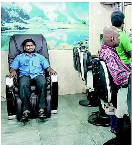 சிறிய சலூன்களில் தலைகாட்டும் 4 நிமிட ‘அடியாள்’: வாடிக்கையாளர்களுக்கு குறைந்த செலவில் மசாஜ்