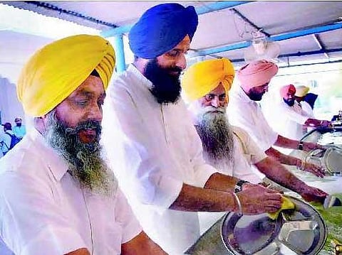 குருத்வாராவில் பாத்திரம் கழுவினார் அமைச்சர்: சீக்கிய மதப் பாடலை அவமதித்ததால் தண்டனை