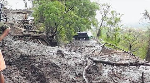 கேரளாவில் கடும் மழை: நிலச்சரிவால் குமுளி- தேனி இடையேயான சாலை துண்டிப்பு