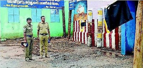 அலங்காநல்லூரில் கருப்புக் கொடி போராட்டம்: ஜல்லிக்கட்டு தடையால் மக்கள் மன வேதனை