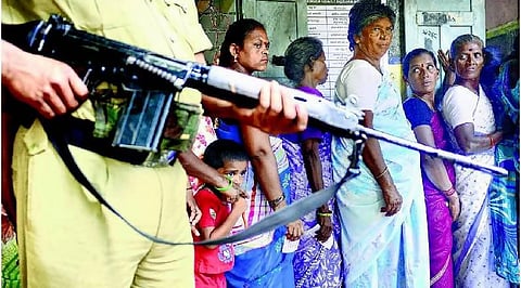 சீமாந்திரா தேர்தலில் வன்முறை: போலீஸார் துப்பாக்கிச் சூடு