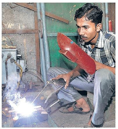 வறுமையை வென்று சாதித்துக்காட்டிய மாணவன்