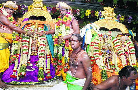 கோலாகலமாக நடந்த மதுரை மீனாட்சி திருக்கல்யாணம்