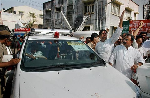 வாரணாசி பாஜக அலுவலகத்தில் தேர்தல் அதிகாரிகள் சோதனை