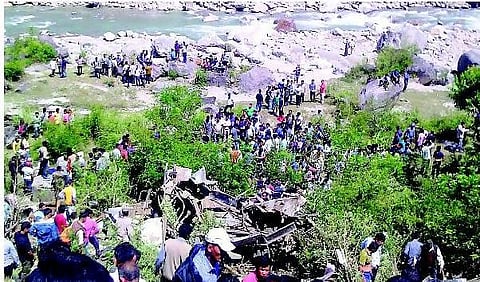 1000 அடி பள்ளத்தில் பேருந்து கவிழ்ந்து 19 பேர் பலி: உத்தரகண்டில் பரிதாபம்