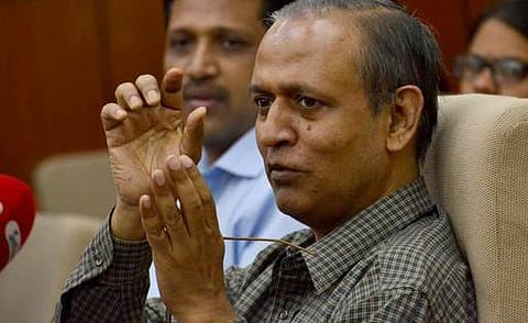 காங்கிரஸ் வேட்பாளர் சட்டையில் கட்சி சின்னம்: விளக்கம் கோரியது தேர்தல் ஆணையம்