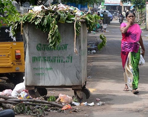 மலைபோல் குவியும் குப்பைகளை அள்ளுவது யார்?: மாநகராட்சிக்கும் குடிசைமாற்று வாரியத்துக்கும் இடையே குழப்பம்