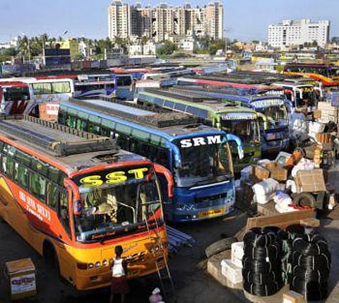 கட்டணத்தை உயர்த்த தயங்கும் ஆம்னி பஸ்கள்: போக்குவரத்து துறை எச்சரிக்கை எதிரொலி