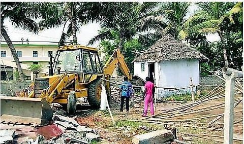 அனுமதி பெறாமல் செயல்பட்ட 30 சாயப்பட்டறைகள் இடித்து அகற்றம்: பள்ளிபாளையத்தில் அதிகாரிகள் நடவடிக்கை