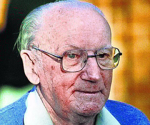 பிராட்மேன் பேட் ஏலம்