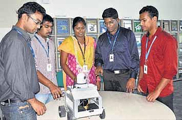 நூலகங்களில் பயன்படும் `லிப்பாட்’ ரோபோ விஐடி மாணவர்கள் உருவாக்கி சாதனை: இருந்த இடத்திலிருந்தே வை-ஃபை மூலம் இயக்க முடியும்