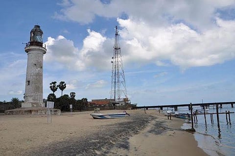 தனுஷ்கோடியை எட்டும் இலங்கை செல்போன்களின் சிக்னல்: கடத்தல் கும்பல்களுக்கு சாதகம்?