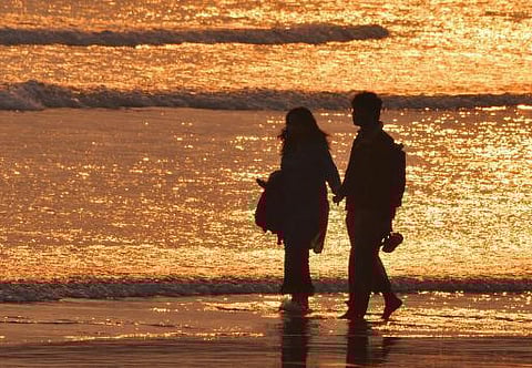 திருமணம் செய்யாமல் ஆணும், பெண்ணும் சேர்ந்து வாழ்வது சமூகநெறிக்கு எதிரானது- மதுரை உயர் நீதிமன்றம் கருத்து