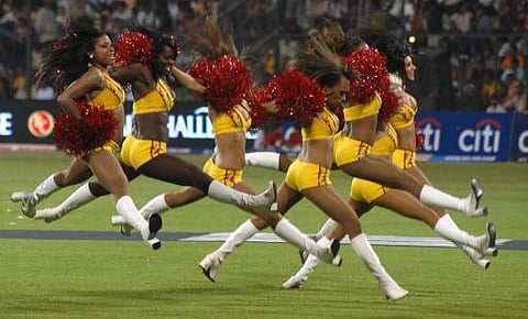 ஐபிஎல் சியர் லீடர்ஸ் மீது பாட்டில்களை விட்டெறிந்த ரசிகர்கள்!