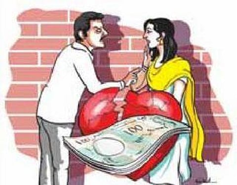 காதலித்தபோது செய்த செலவை திருப்பித் தரவேண்டும்: வேறு திருமணம் செய்த காதலி மீது காதலன் போலீஸில் புகார்
