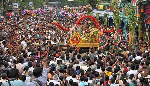 பச்சைப் பட்டு உடுத்தி ஆற்றில் இறங்கினார் கள்ளழகர்: மதுரையில் லட்சக்கணக்கான பக்தர்கள் திரண்டு தரிசனம்