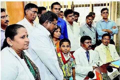 அமிலம் குடித்த சிறுவனுக்கு 6 ஆண்டுகளில் 13 அறுவை சிகிச்சைகள்: அரசு பொதுமருத்துவமனை டாக்டர்கள் குணப்படுத்தினர்