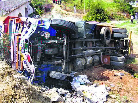 போதை லாரி டிரைவரால் விபரீதம்: 4 பேர் பலி, 20 வாகனங்கள் சேதம்