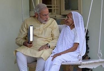 எனது மகன் நாட்டை வளர்ச்சிக்கு இட்டுச் செல்வார்: மோடியின் தாயார் நெகிழ்ச்சி