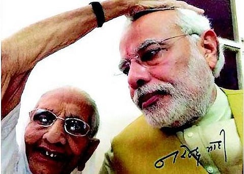 தாயின் முன்னிலையில் பிரதமராகும் முதல் நபர் மோடி