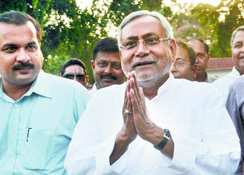 பிஹார் முதல்வர் நிதிஷ்குமார் ராஜினாமா: தேர்தல் தோல்விக்கு பொறுப்பேற்பு