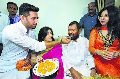 மோடி அலையில் கரை சேர்ந்த பாஸ்வான்: லாலுபிரசாத், நிதிஷுக்கு பின்னடைவு