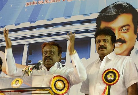 முரசைக் கவிழ்த்த மூவர் அணி