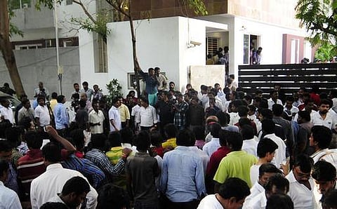 பத்திரிகையாளர்களை தாக்கிய திமுகவினர் 11 பேர் கைது