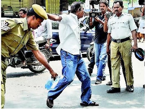 மு.க.அழகிரி ஆதரவாளர் தற்கொலை நாடகம்- மடக்கிப் பிடித்தது போலீஸ்