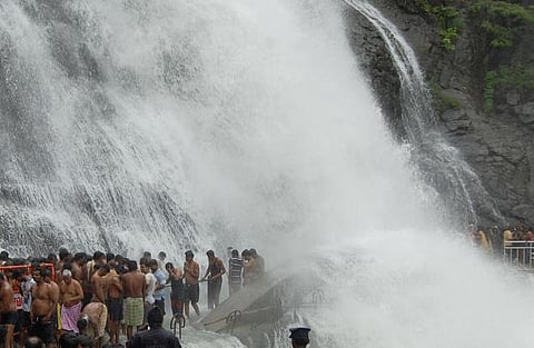 குற்றாலம் அருவியில் பாதுகாப்பு இல்லை: அதிகாரிகள் நேரில் ஆஜராக உயர்நீதிமன்றம் உத்தரவு