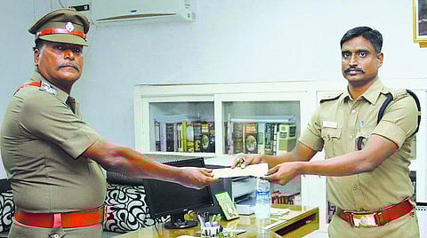 ஏடிஎம் தகர்ப்பு வழக்கு: எஸ்ஐ-க்கு எஸ்பி பாராட்டு