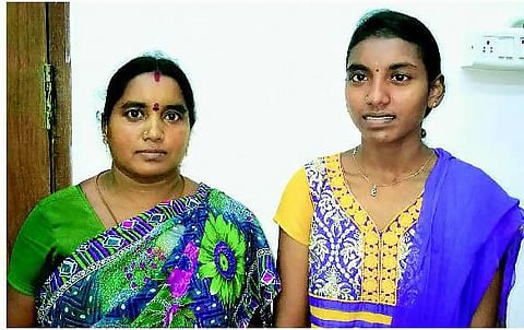 தையல் தொழிலாளியின் மகள் சாதனை: 493 மதிப்பெண் பெற்றார்