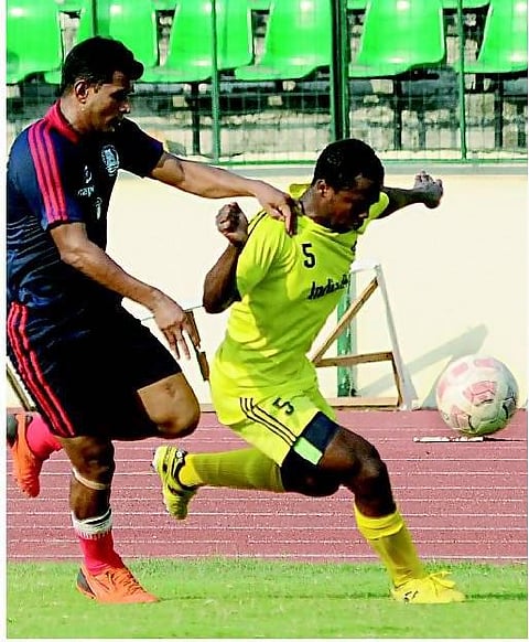 ஜான், கௌரி கலக்கல்; முதலிடத்தில் இந்தியன் வங்கி: 4-0 என்ற கோல் கணக்கில் போலீஸை தோற்கடித்தது