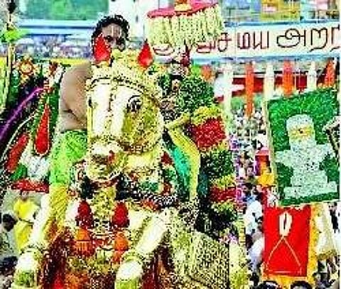 மக்களைத் தேடி வந்த கள்ளழகர்!